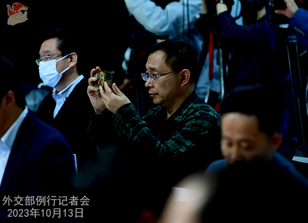 Title: Weibos Wang Wenbin Responds to Wearing a Black Tie