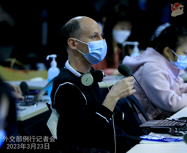 Title: Weibos Wang Wenbin Responds to Wearing a Black Tie