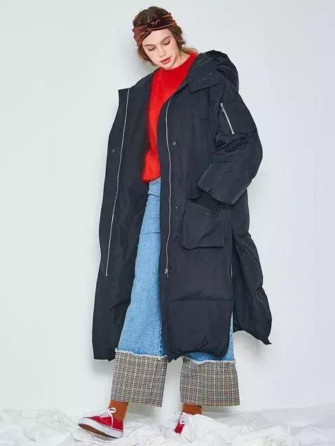 Red Womens羽绒服: Fashion and Warmth in Winter