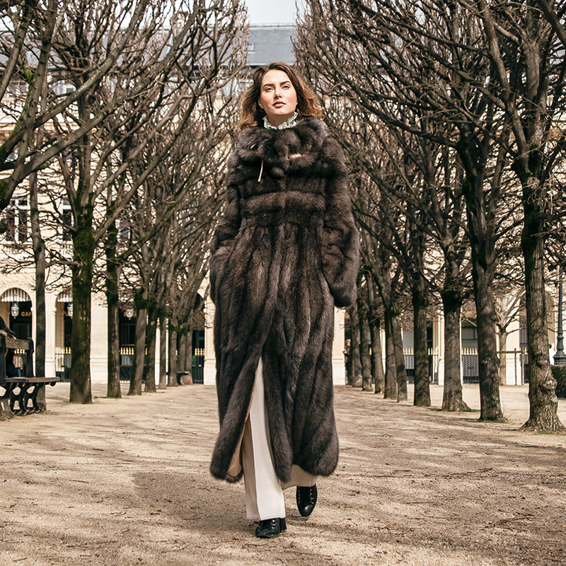 Title: The Subtle yet Stylish Pairing: The Art ofaccessories with a Big Fur Coat