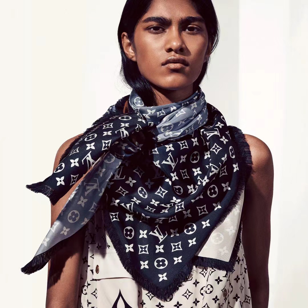 Title: Mastering the Art of LV Scarf Tying: A Comprehensive Guide to Creating Perfect, Timeless Looks