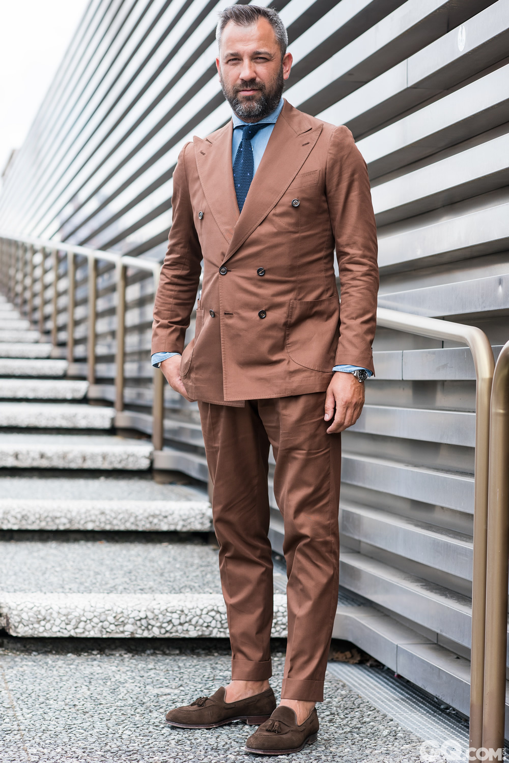 Title: The Ultimate Guide to Pairing Grey Suits with Shoes: A Colorful Combination for Any Occasion