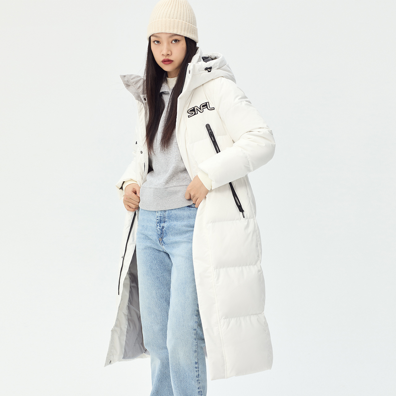 雪中飞羽绒服女款: Fashionable and Functional for Cold-weather Days