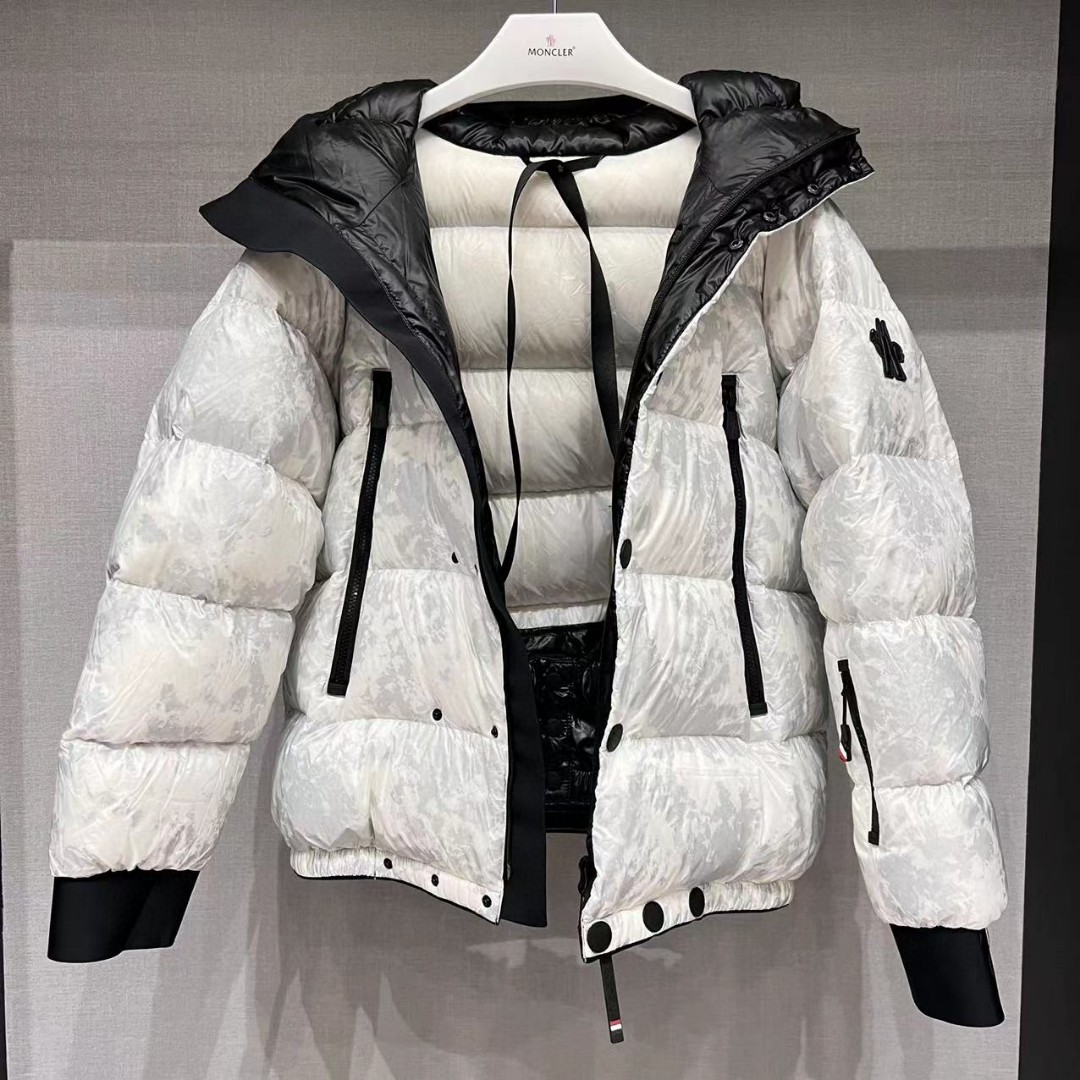 Moncler White羽绒服，时尚界的永恒经典