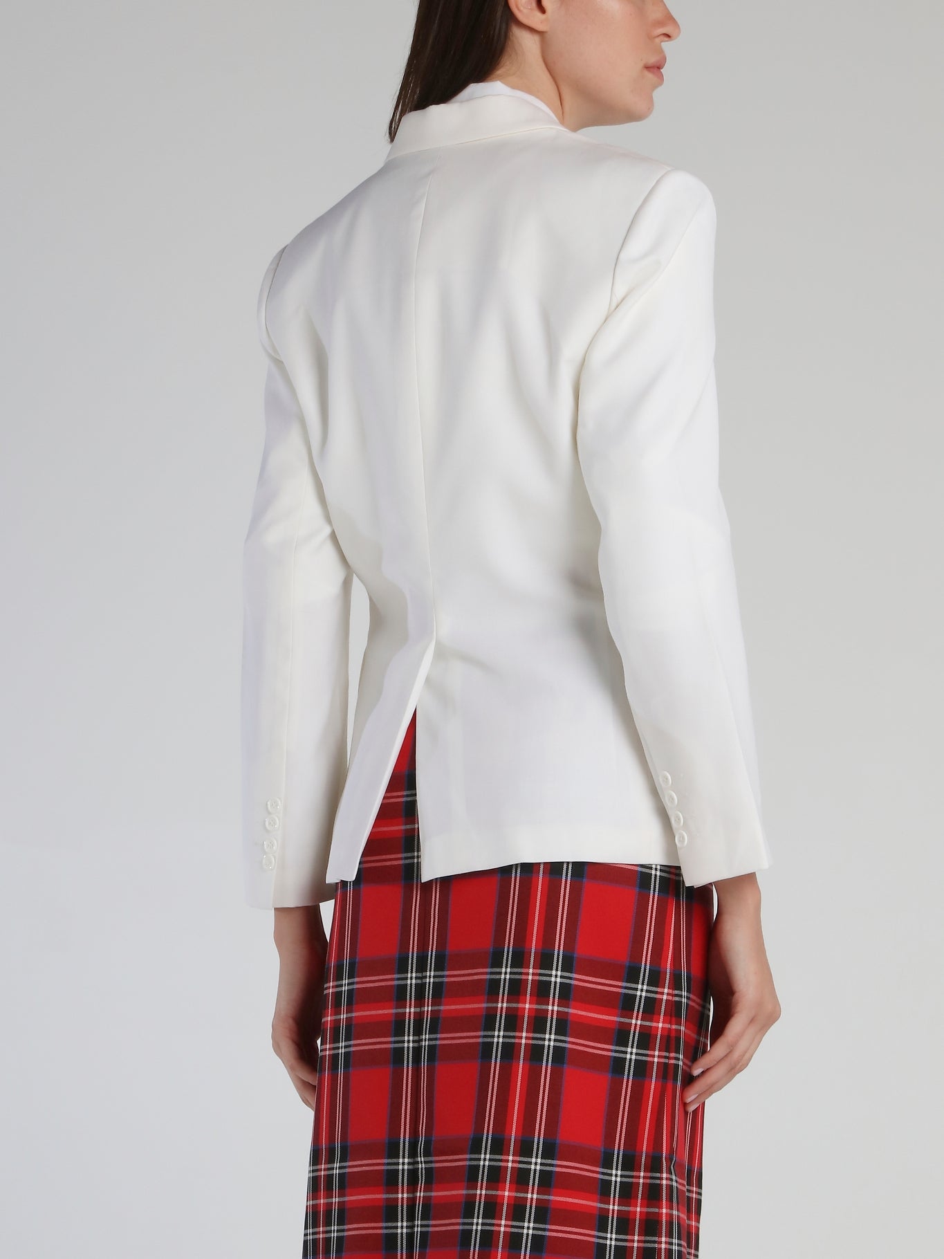 White Short-sleeved Jacket: Fashion Tips and Outfit Combinations