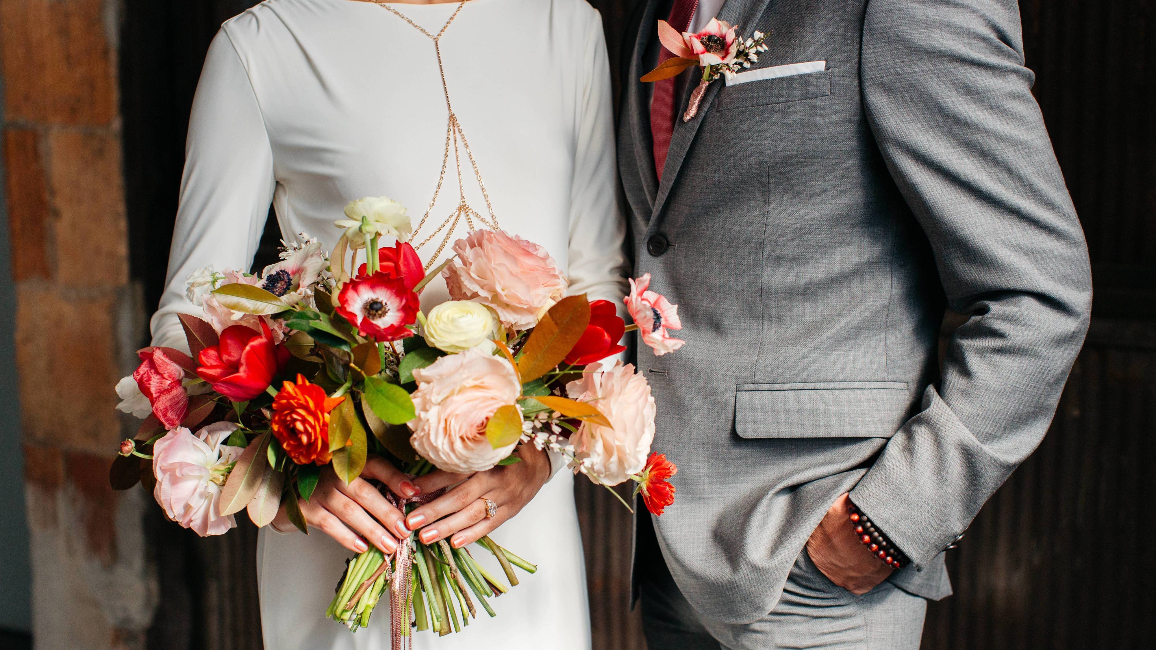 Title: The Art of Wearing a Suit Flower: A Guide to Perfectly Pairing Your Tuxedo with a Beautiful Bouquet