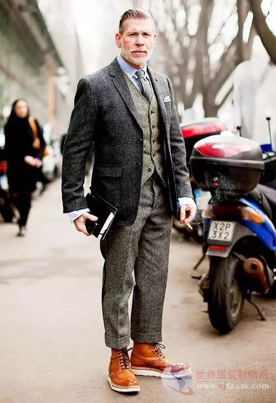 Title: The Timeless Style: How to Pair马丁靴 with Suit Pants