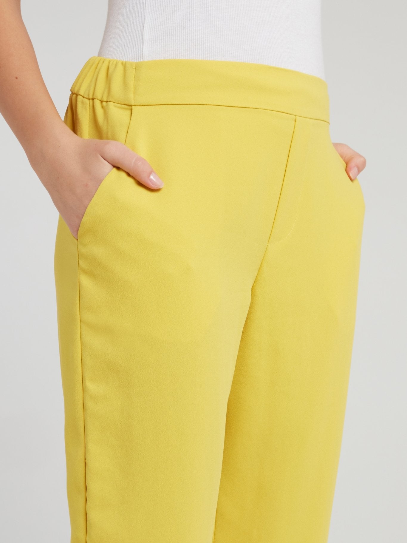 What Pants to Wear with a Yellow Jacket?