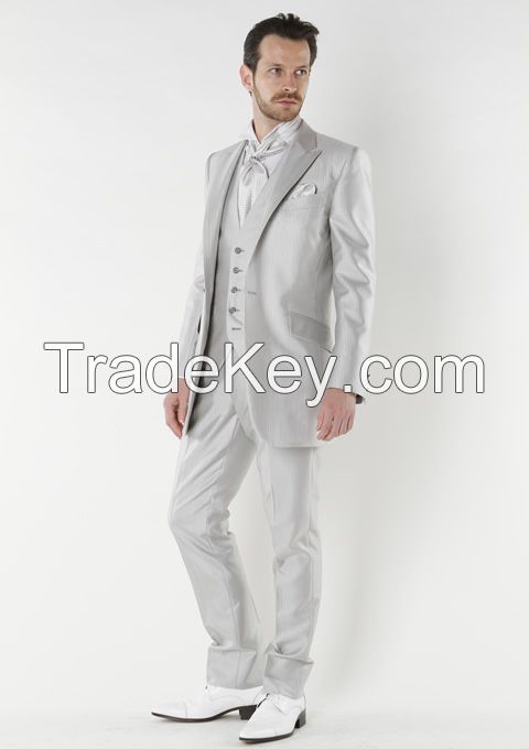 Title: The Elegant Allure of the Bridegrooms Suit: An Insight into the Art of New Groom Brand