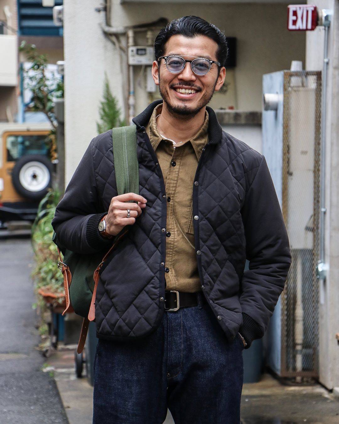 Title: The Stylish Japanese Businessman: The Charm of the Western-style Suit大叔