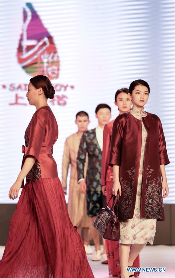 Title: Jiang Shuyings Western Suit Makes a Splash in Fashion World