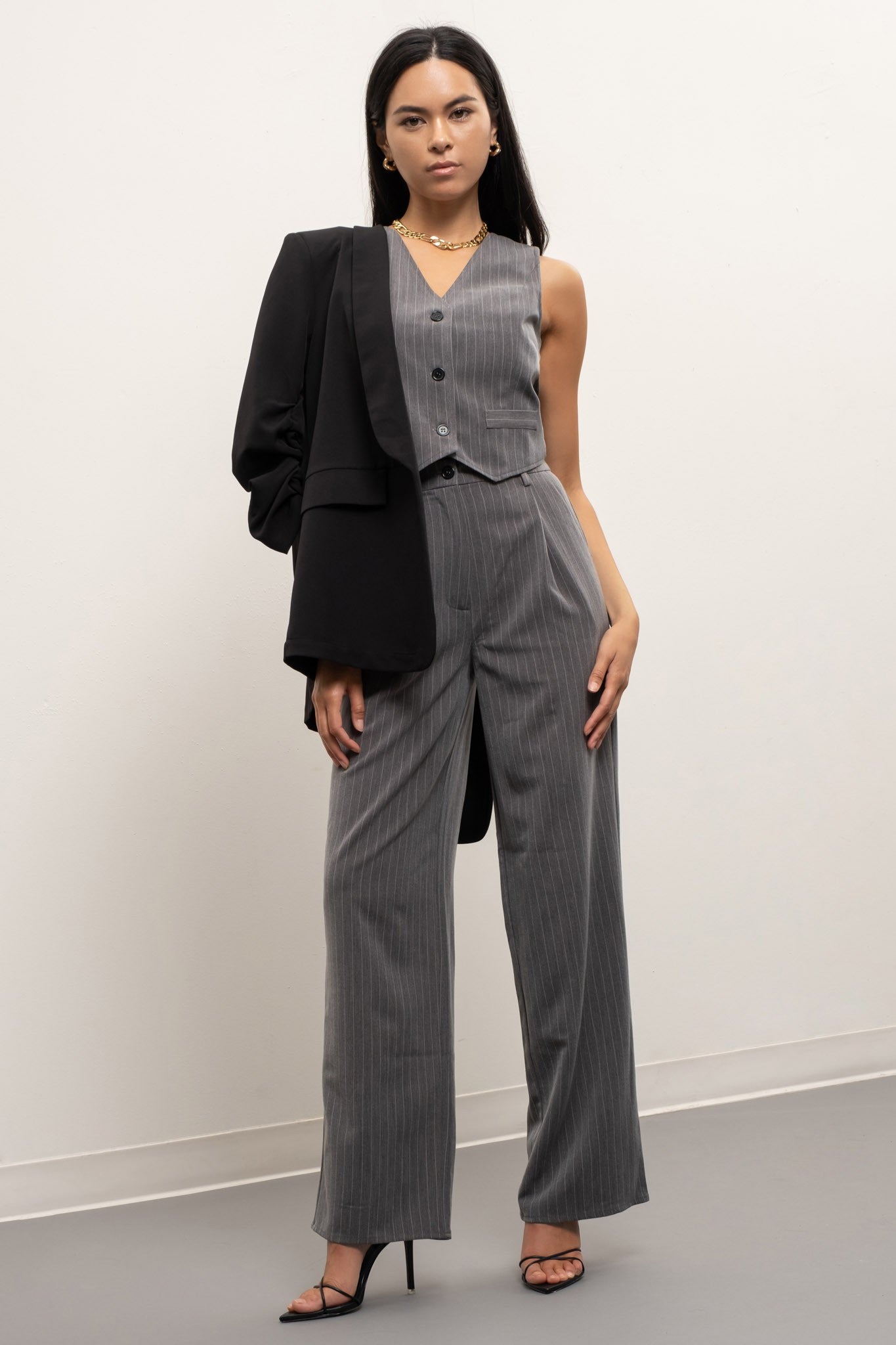 The Stylish and Timeless Look: How to Pair Wide-Leg Pants with Suits