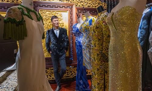 Title: Crafting Custom-tailored Suits in Chongqing: The Essence of Traditional Chinese Fashion