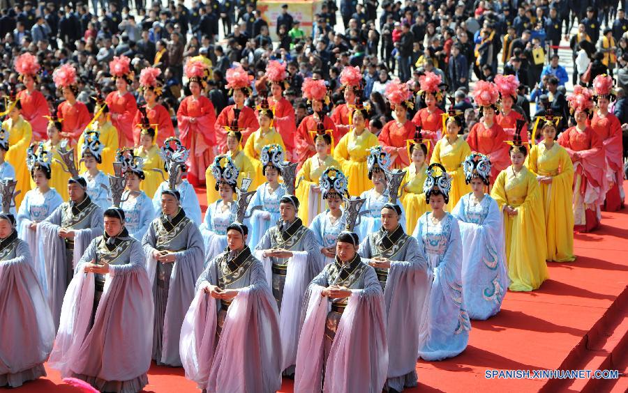 Title: Exploring the Rich Culture and Tradition of Shaanxi Provincial Costumes