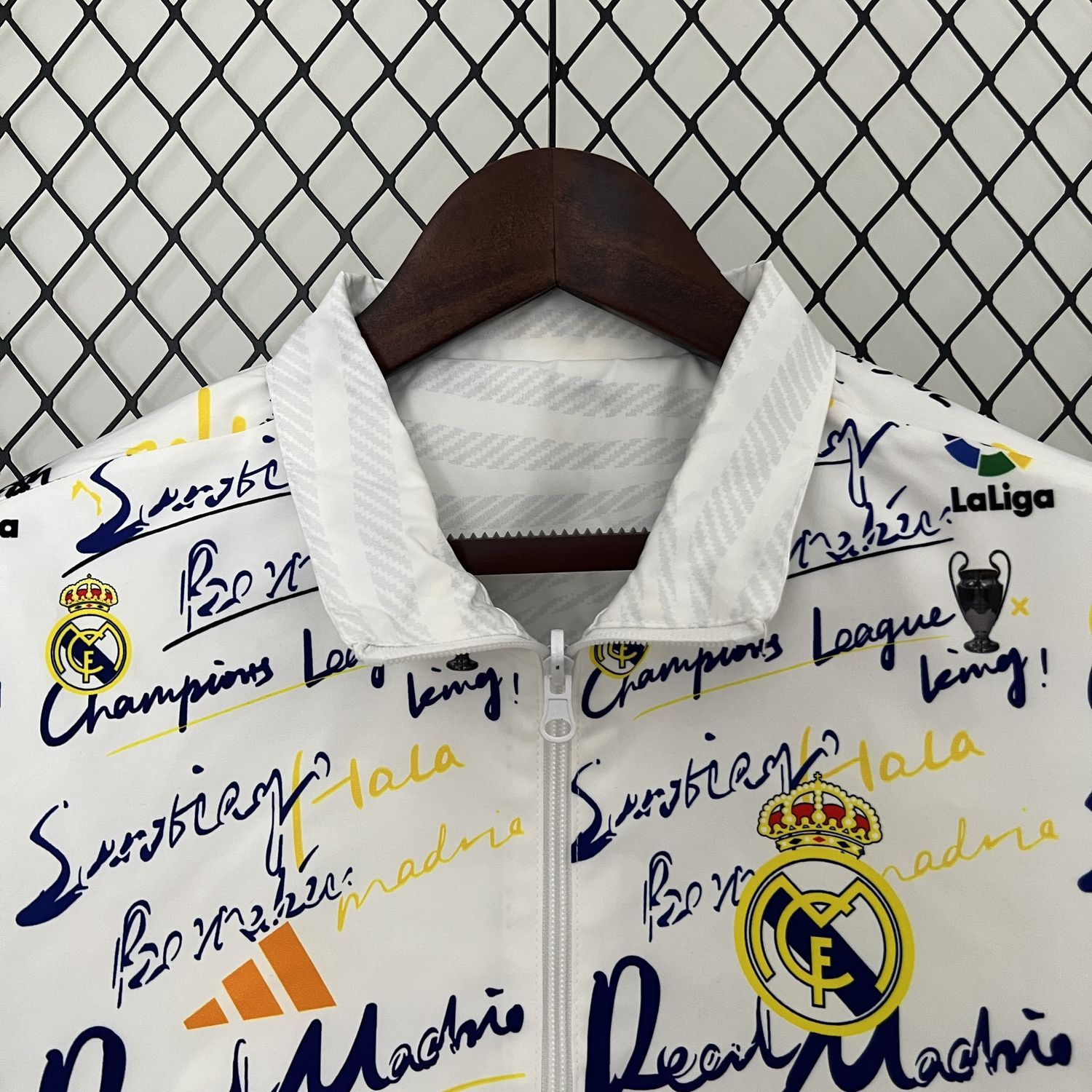 The article is about the Royal Madrid jackets. Here is the English title: