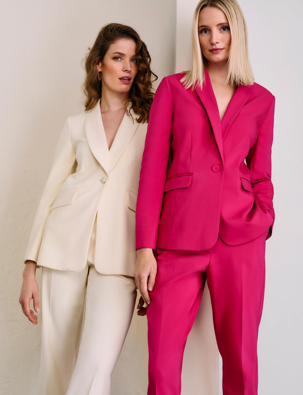 Title: Empowering Female Fashion: A Guide to the Perfect Womens Mid-Length Suit Outfit