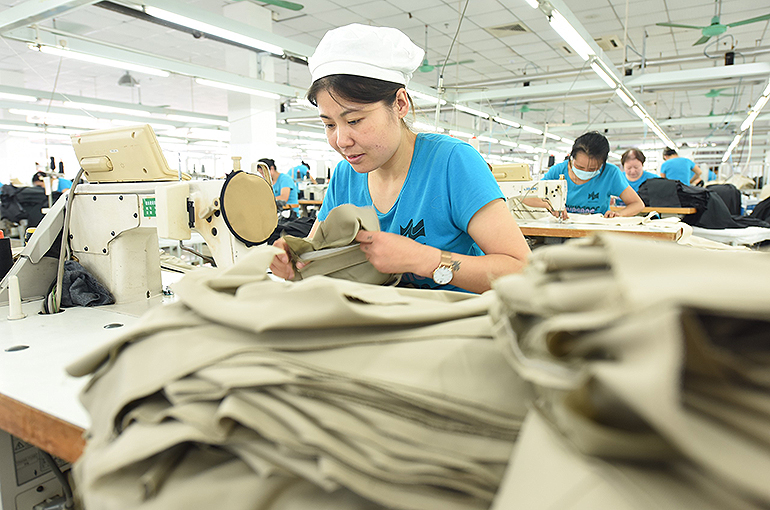 Title: Exploring the Exquisite World of Beijings Tailored Clothing: A Masterclass in Custom Suit Fabrication