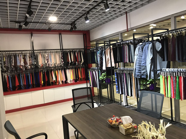 Title: Exploring the Vibrant World of Womens Fashion at Zhengzhou Yinji Sanlou Brand Clothing Store