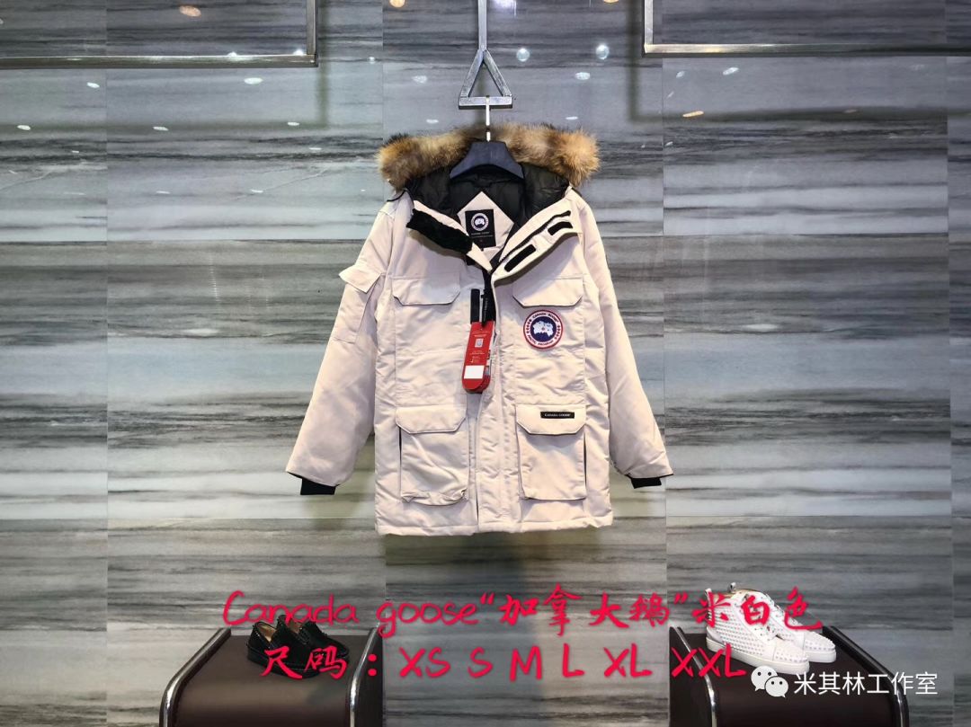 Title: Canadian Goose羽绒服细节图，时尚与实用的完美结合