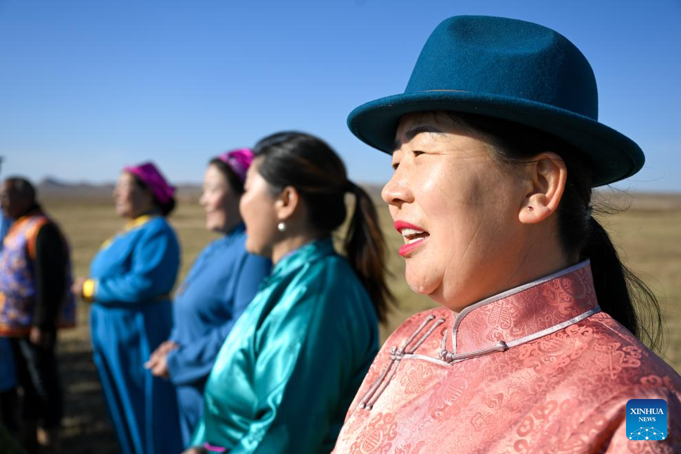 Title: Traditional Mongolian Womens Clothing: A Journey Through Time and Culture