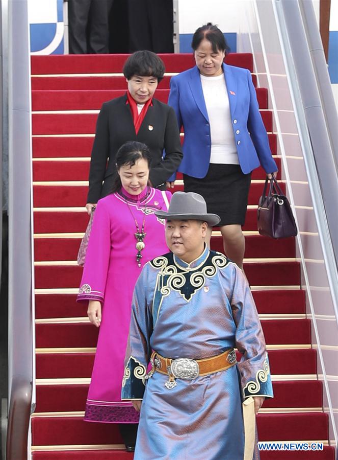 Title: Traditional Mongolian Womens Clothing: A Journey Through Time and Culture