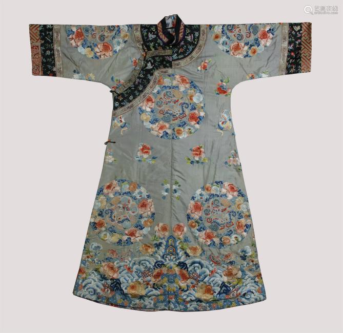 Title: The Art of Qing Dynasty Womens Clothing: A Cultural Exploration