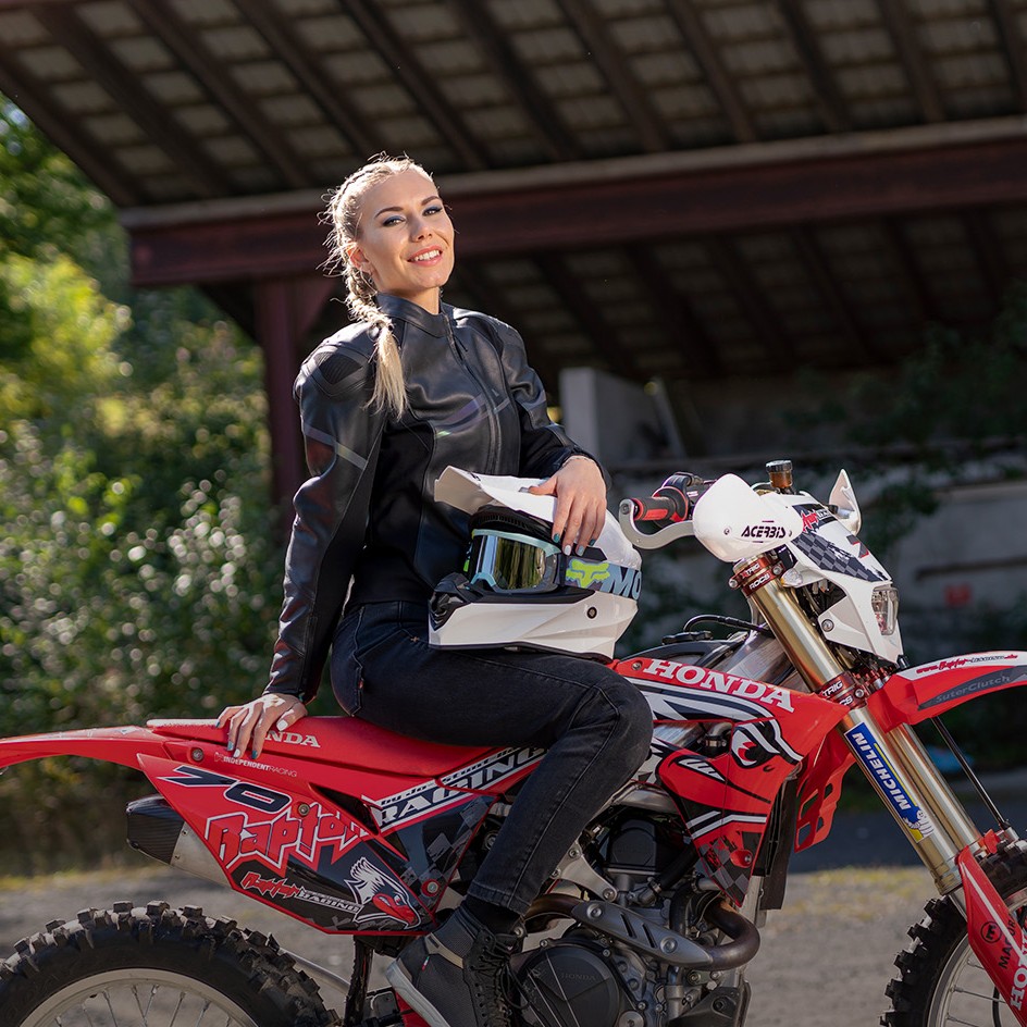 Title: Mastering the Art of Womens Motorbike Riding: A Comprehensive Guide