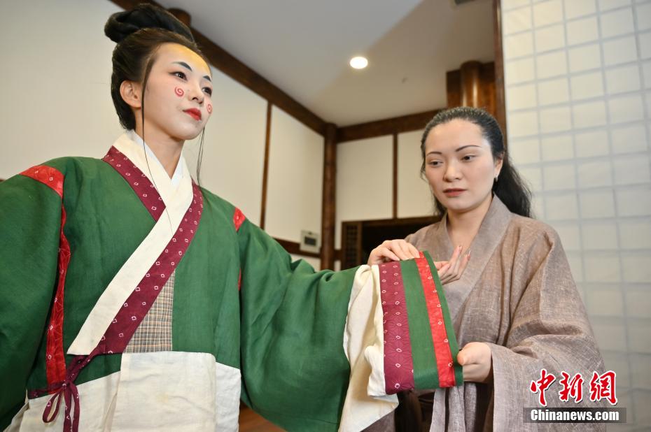 Title: Reviving the Elegance: The Beauty and Significance of Traditional Chinese Clothing - The Art of Song Costumes for Women