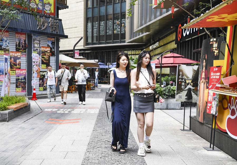 Title: Exploring Chongqings Ladies Fashion Wholesale Market - A Paradise for Women Entrepreneurs