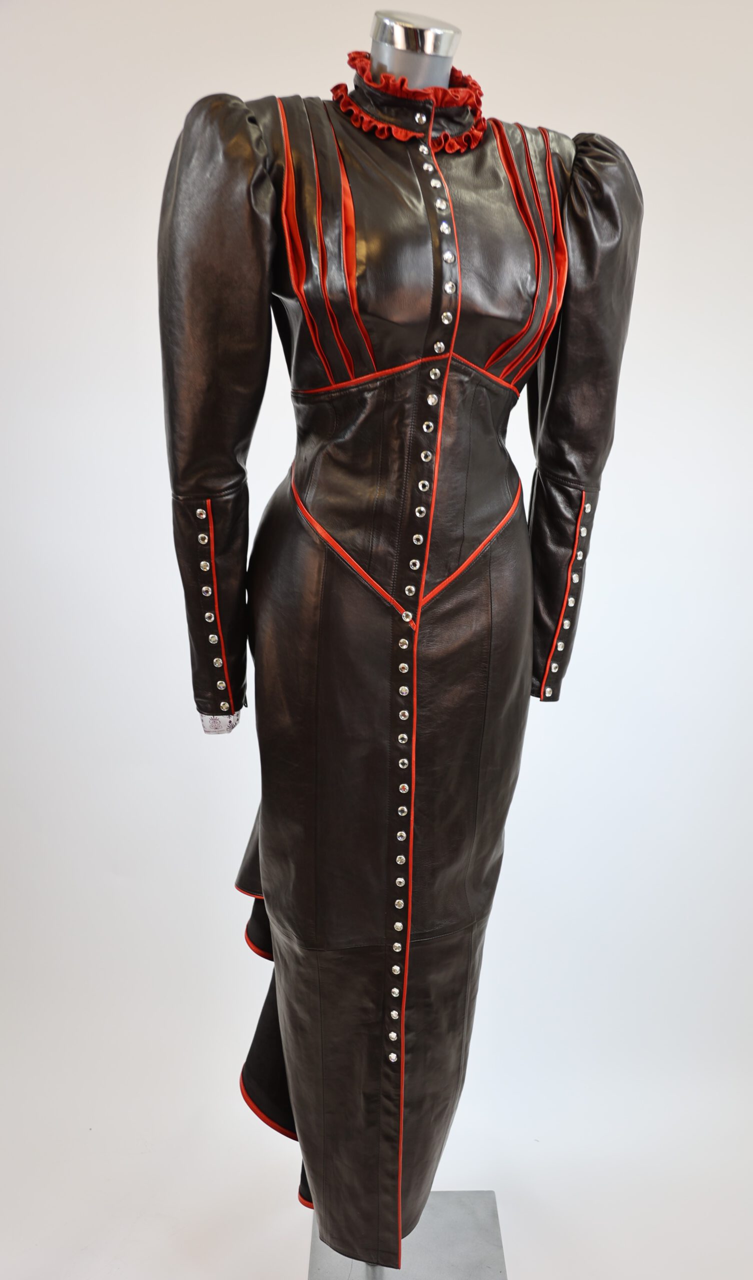 Title: The Complexities and Controversies of绑女装 (Bondage Womens Clothing)