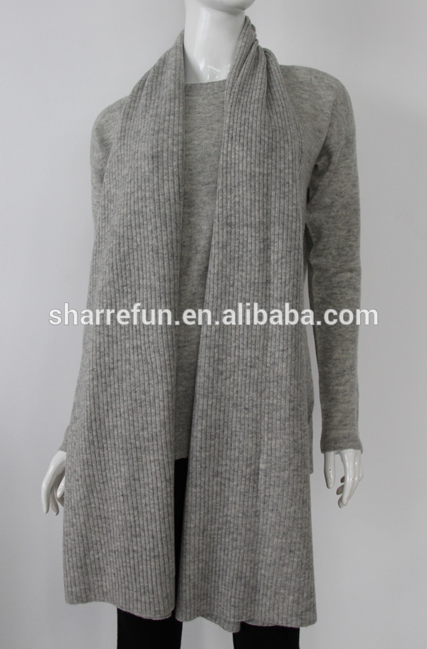 The charm of a gray coat and scarf