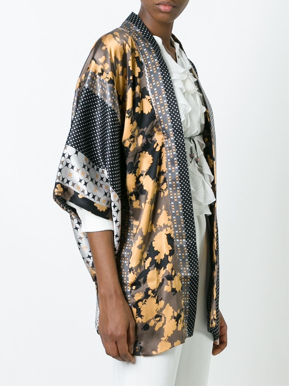 The Chic of the Kiri Kimono: Stylish Trends in Layering with a Thousand Bird Pattern Scarf