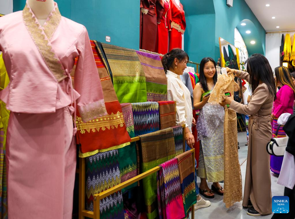 Title: A Comprehensive Guide to Chinese Ethnic Womens Clothing Brands