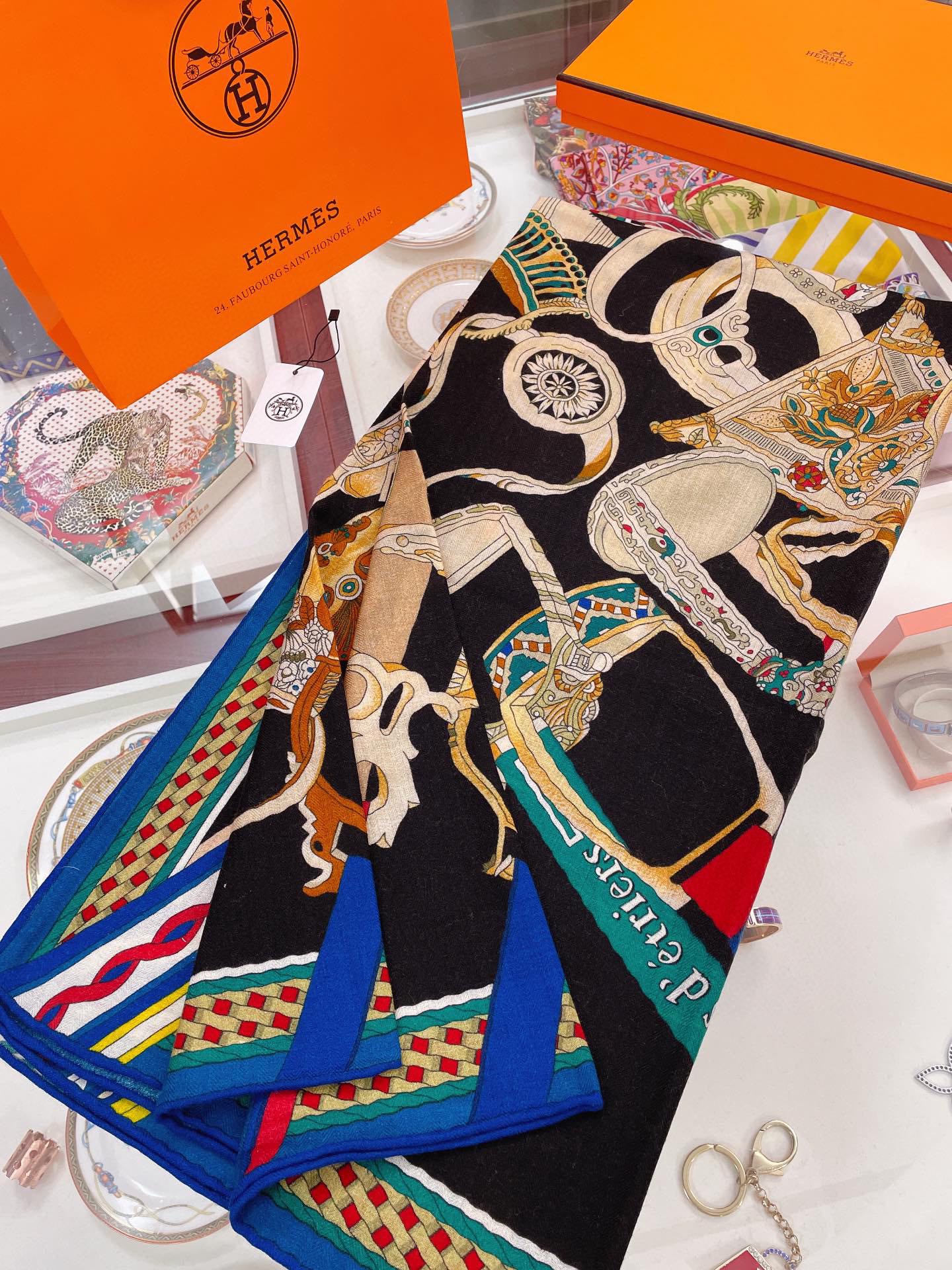 HERMES LADY SCARF: A时尚配饰的典范