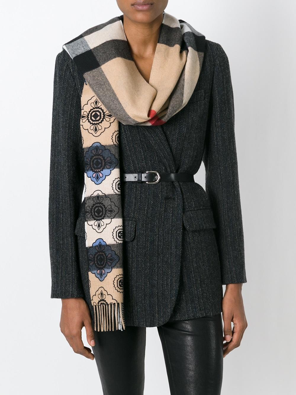 What Color Scarf to Wear with a Grey Coat?