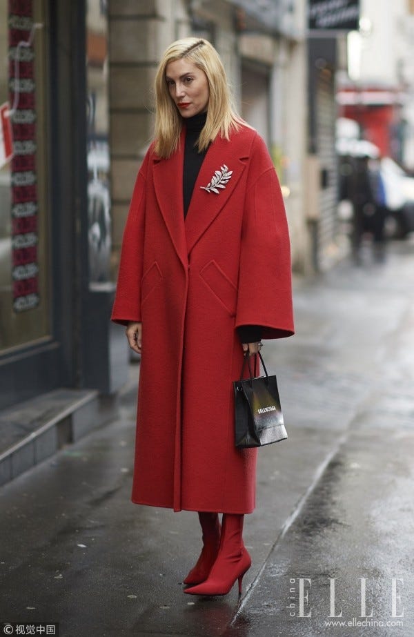 The art of pairing a red coat with a scarf: What colors to choose