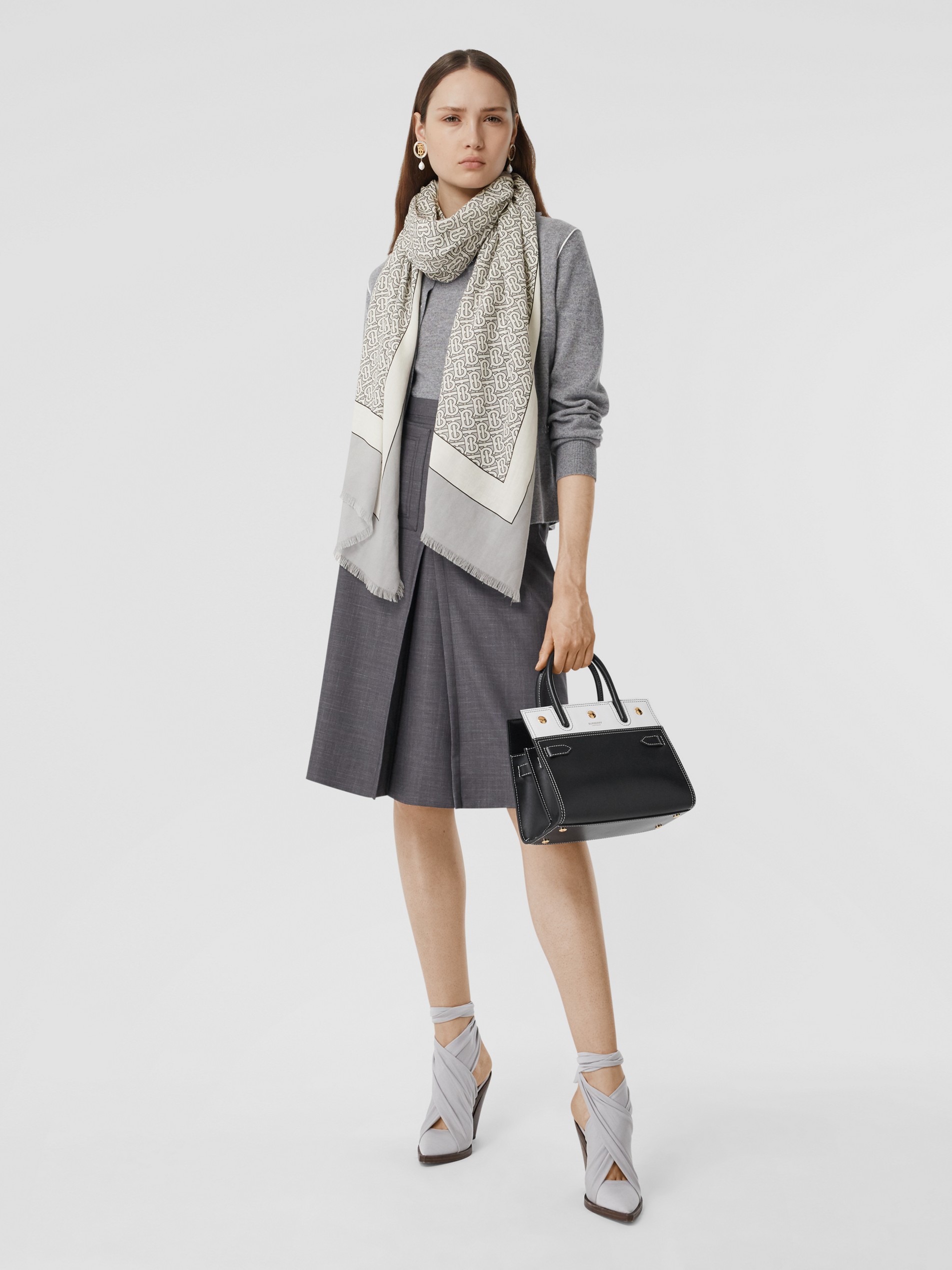 What to Pair with a Silver Grey Coat: A Guide to Choosing the Perfect Scarf