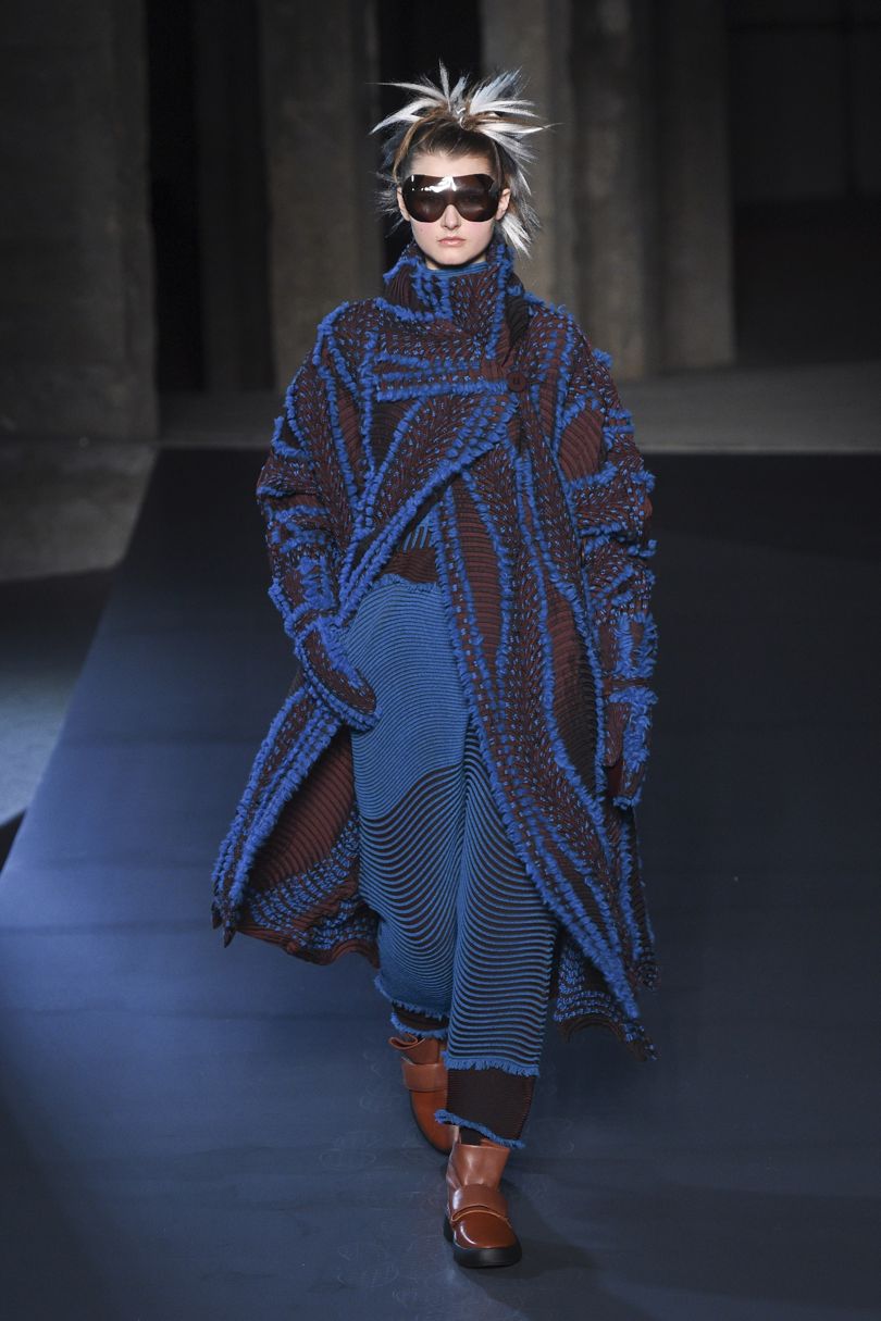 The Charm of a Dark Blue Coat Paired with a Colorful围巾