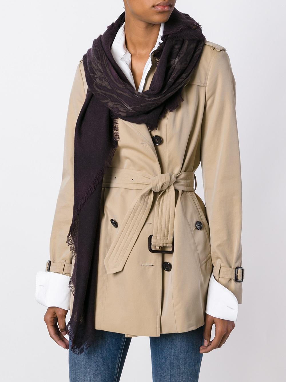 The Various Ways to Wrap a Coat and Scarf