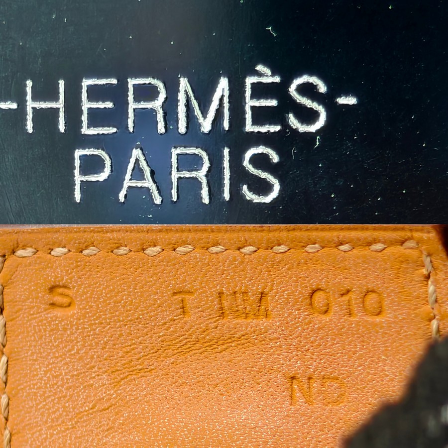 Title: The Unique Charm of Hermès Official Website’s Scarves