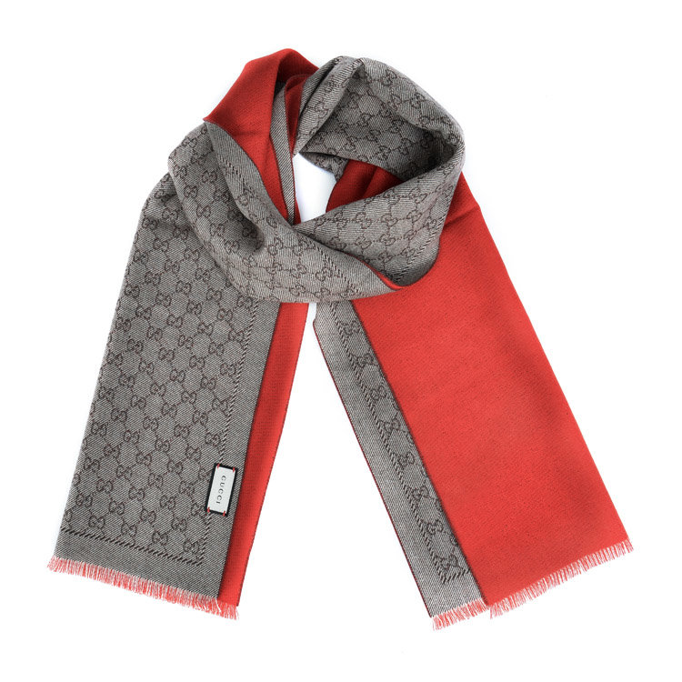 Gucci Classic Scarf: A Fashion Statement for Every Winter