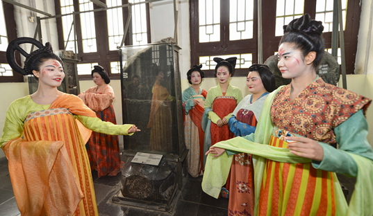 Title: Ancient Tang Dynasty Womens Clothing Gallery: A Visual Journey Through Time