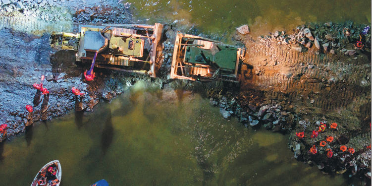 Title: The Devastating Flood in Changsha: A Tale of Survival and Resilience