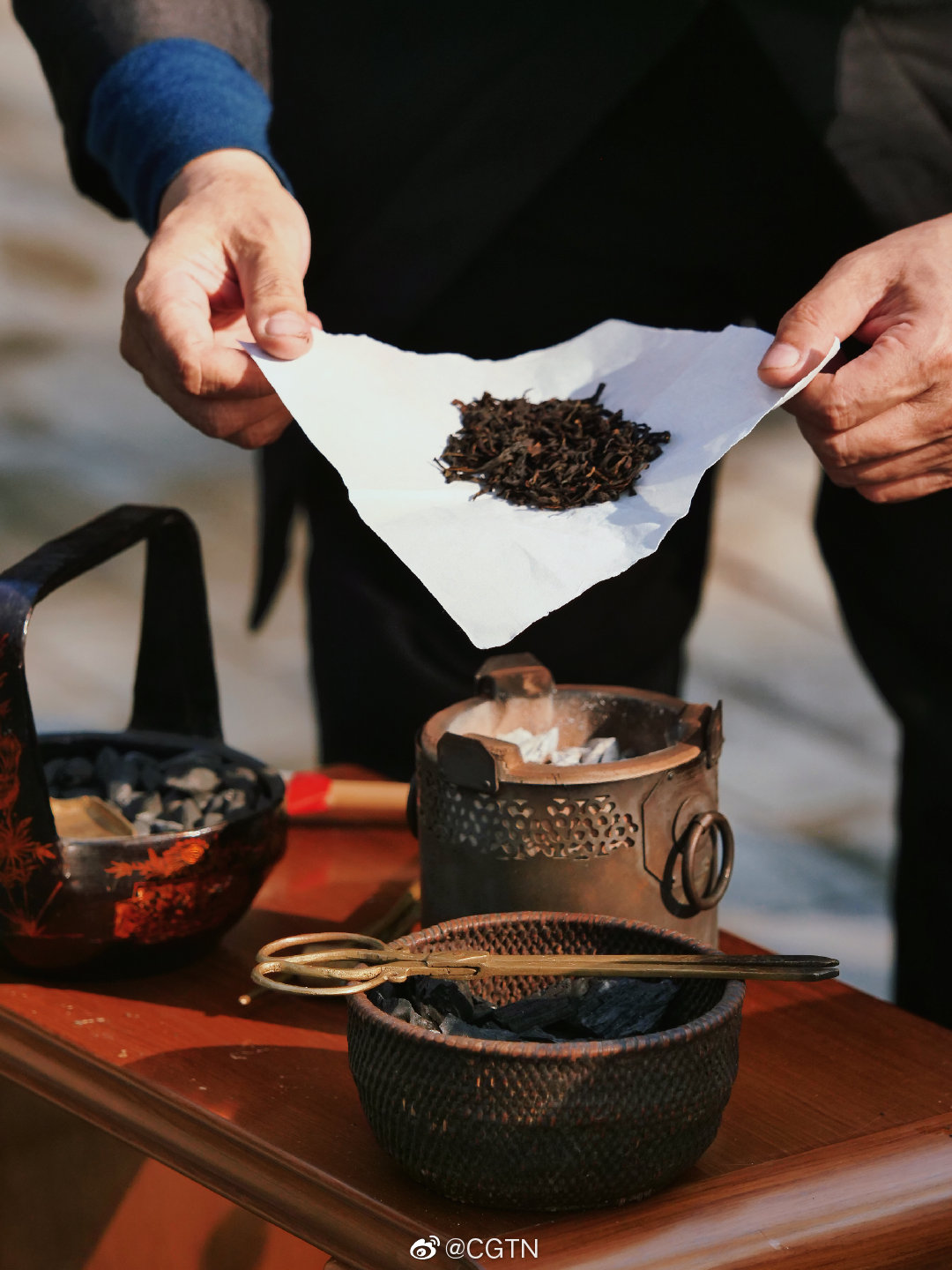 The Role of Tea Trays and Carpets in Tea Culture