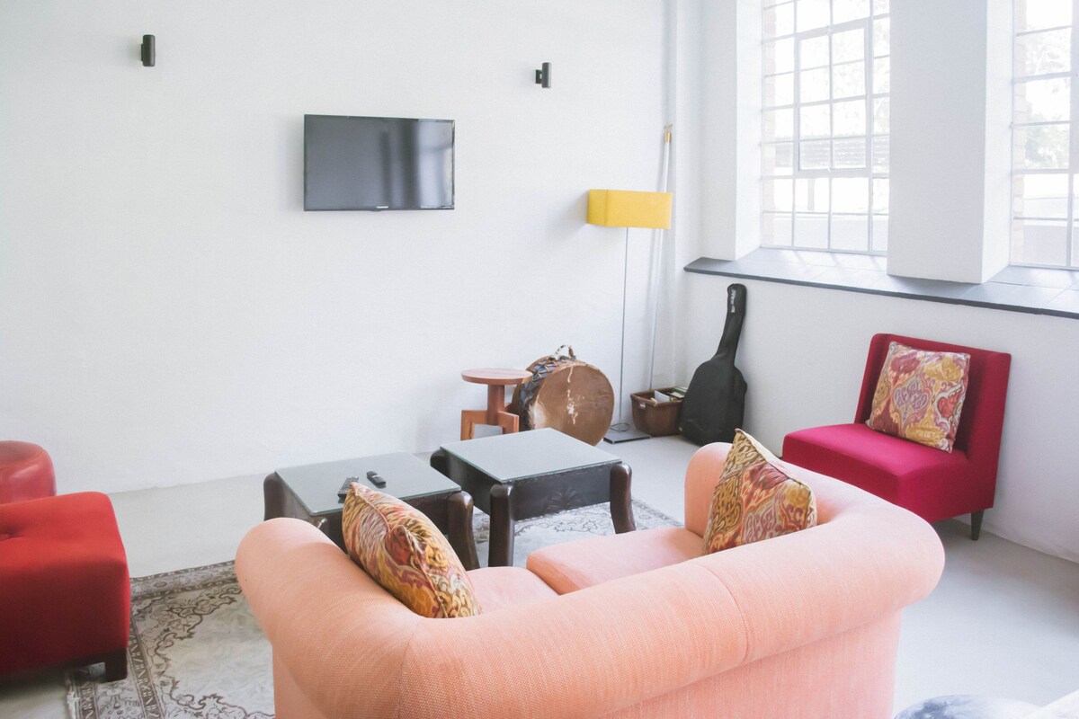 Title: Optimize Your Small Space: Tips for Arranging a Sofa in a Tiny Apartment