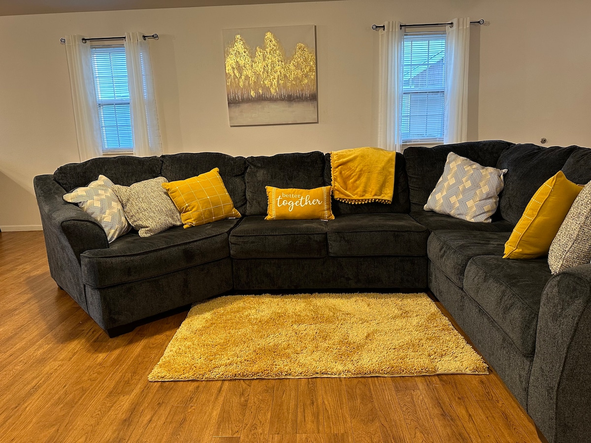 Title: Should a Sofa Be Placed in a Bedroom? The Pros, Cons, and Considerations