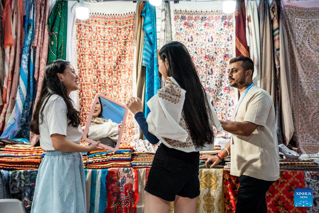 Title: The Kunming Curtain Market