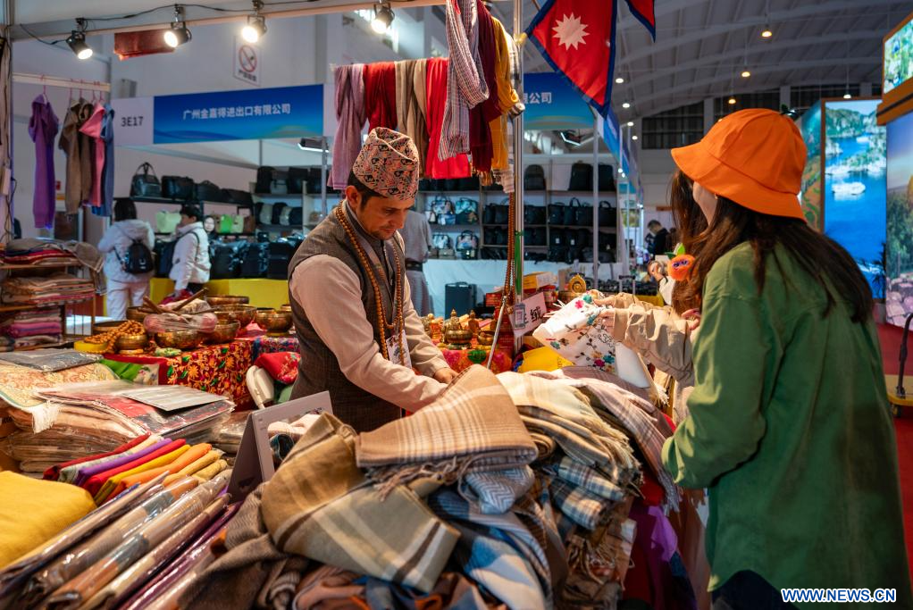 Title: The Kunming Curtain Market