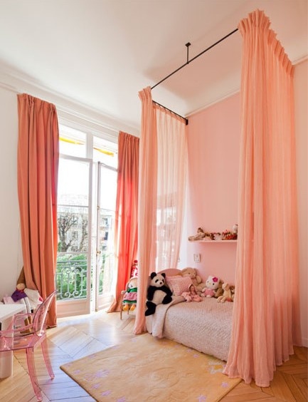 Title: Color Combinations for Curtains with a Pink Bed