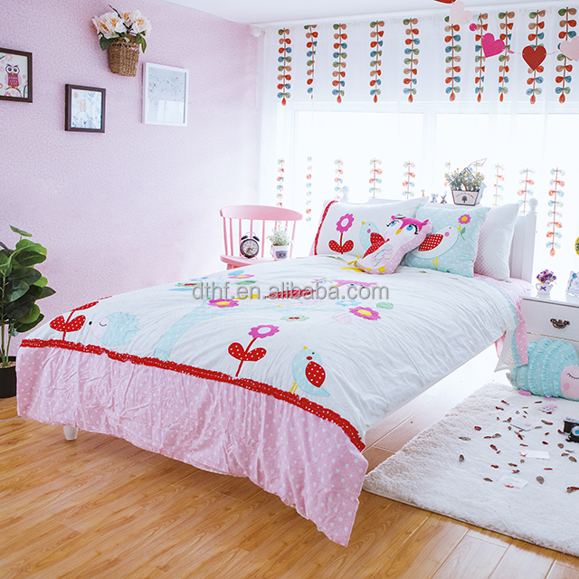 Title: Color Combinations for Curtains with a Pink Bed